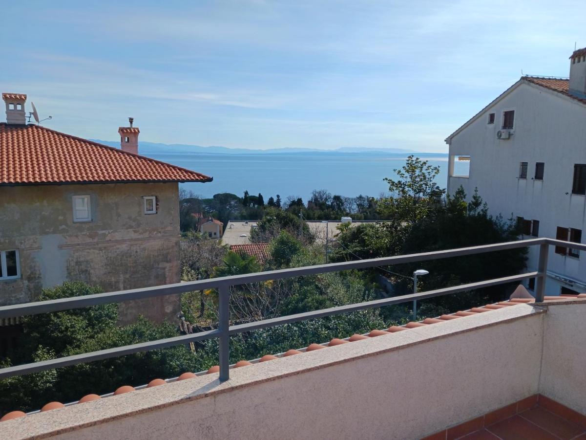 Apartment Lady Daniela Mit Meerblick In Lovran Exterior foto