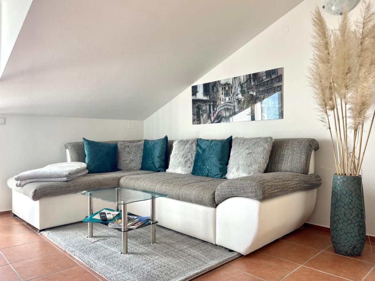 Apartment Lady Daniela Mit Meerblick In Lovran Exterior foto