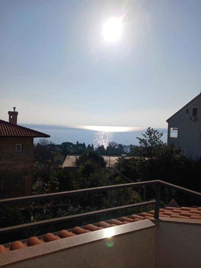 Apartment Lady Daniela Mit Meerblick In Lovran Exterior foto