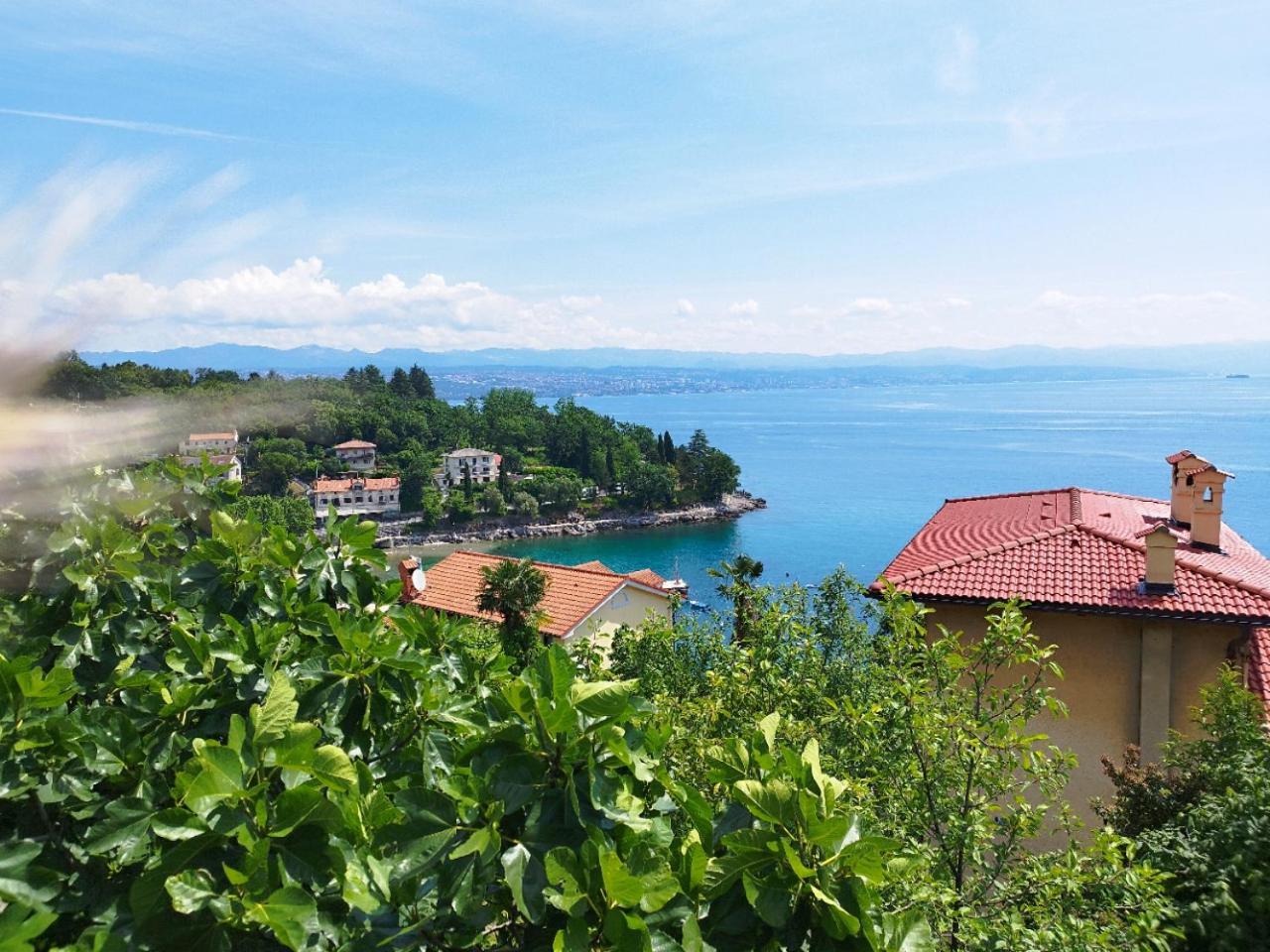 Apartment Lady Daniela Mit Meerblick In Lovran Exterior foto